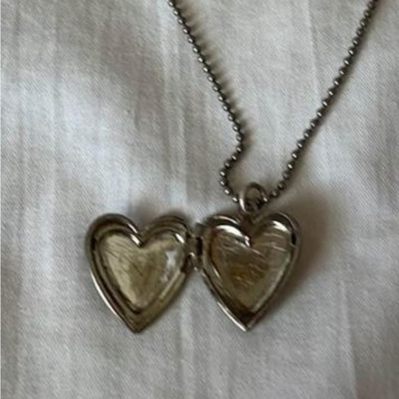Girl’s Heart Locket Necklace. Friends. - Picture 3 of 5